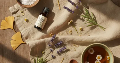 Flat lay overhead de remèdes naturels contre les acouphènes : feuilles de ginkgo biloba, lavande, magnésium et huile essentielle d'hélichryse sur surface bois rustique
