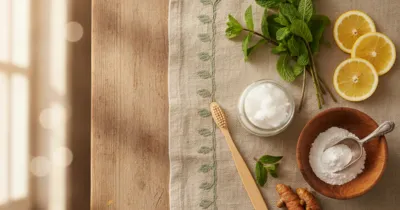 Flat lay de remèdes naturels pour blanchir les dents : bicarbonate, huile de coco, menthe, curcuma et brosse à dents en bambou