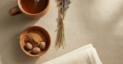 Remèdes naturels contre le bruxisme - tisane de camomille, lavande et noix de muscade sur lit de lin