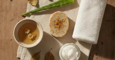 Remèdes naturels contre la démangeaison anale : calendula, huile de coco, aloe vera et hamamélis sur surface en bois