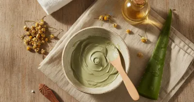 Flat lay ingrédients naturels contre la dyshidrose : argile verte, aloe vera, vinaigre de cidre, camomille et sel marin sur lin beige