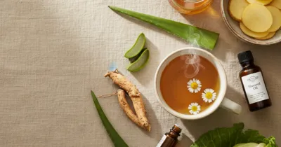 Remèdes naturels contre la gastrite - flat lay de pomme de terre, miel de Manuka, camomille et aloe vera sur nappe en lin