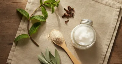 Remèdes naturels contre la récession gingivale : huile de coco, sel marin, clous de girofle et poudre dentaire