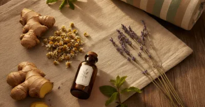 Remèdes naturels névralgie d Arnold : gingembre, camomille, lavande et huile d arnica en flat lay sur surface rustique