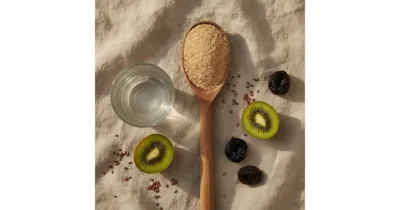 Psyllium laxatif naturel : téguments de psyllium blond, verre d'eau et pruneaux en flat lay