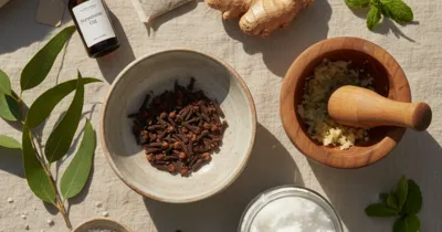 Rage de dents - remèdes naturels : clou de girofle, ail, eau salée et autres solutions naturelles disposées en flat lay