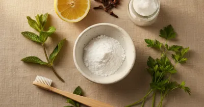 Ingrédients naturels pour soins dentaires anti-tartre posés sur une toile de lin beige - remèdes naturels contre le tartre dentaire