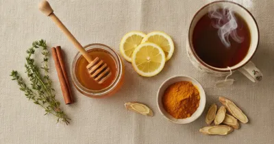 Flat lay de remèdes naturels contre la toux sèche — miel, thym, citron, curcuma et réglisse sur lin beige, vue du dessus