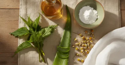 Remèdes naturels contre l'urticaire : ortie, vinaigre de cidre, bicarbonate, aloe vera sur planche en bois