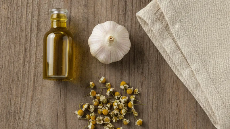 Huile d'olive, ail et camomille pour déboucher l'oreille naturellement