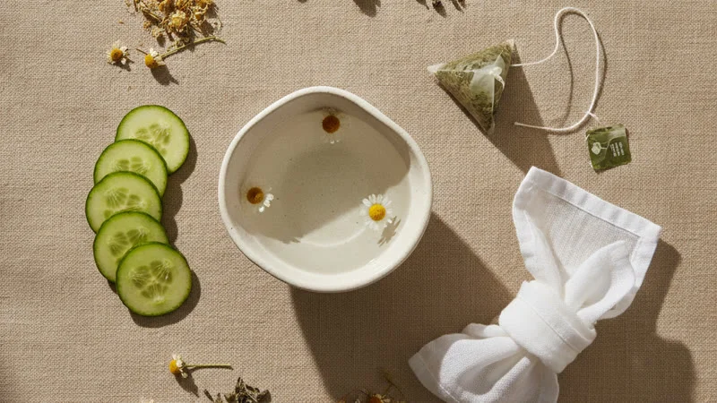 Ingrédients naturels pour paupières gonflées : camomille, concombre, thé vert et linge doux