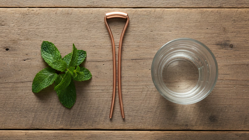 Gratte-langue en cuivre et menthe fraîche : la technique pour éliminer les bactéries responsables du goût amer